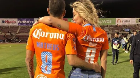 Foto de Uribe celebrando el título con ella.