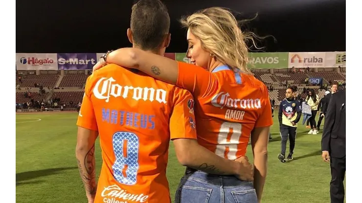 Foto de Uribe celebrando el título con ella.