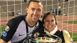 Foto de Agustín Marchesín levantando la copa.