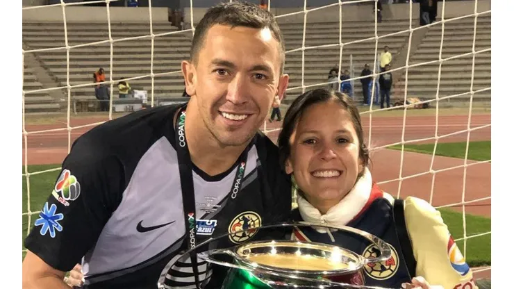 Foto de Agustín Marchesín levantando la copa.