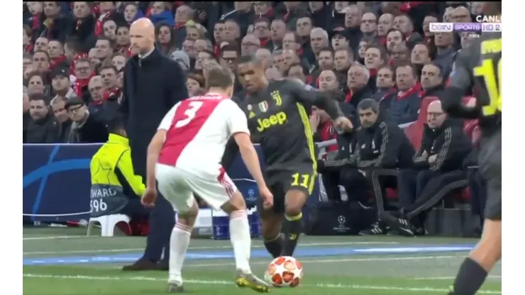 A lo Ronaldinho: el caño de Douglas Costa que volvió locos a todos
