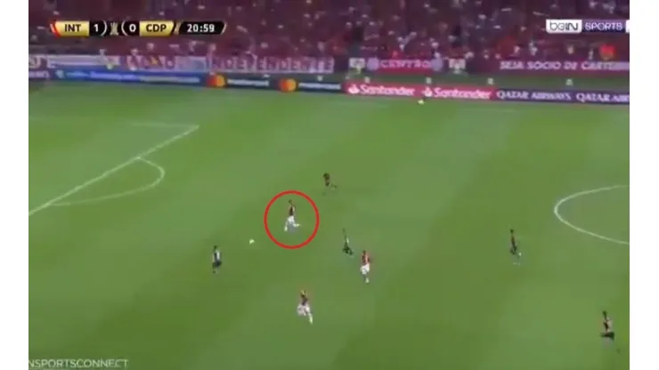 Ahí recibió la pelota Paolo Guerrero.