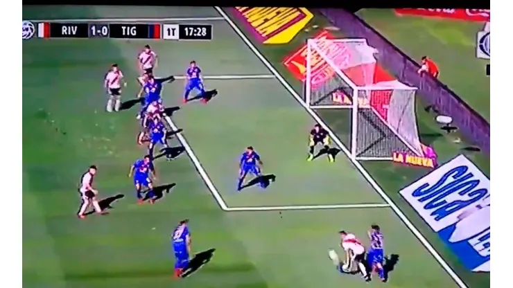Borré bailó en el área y tiró un centro para que Rojas meta el 1 a 0 de River