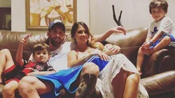 Foto de Antonella Roccuzzo con su familia.