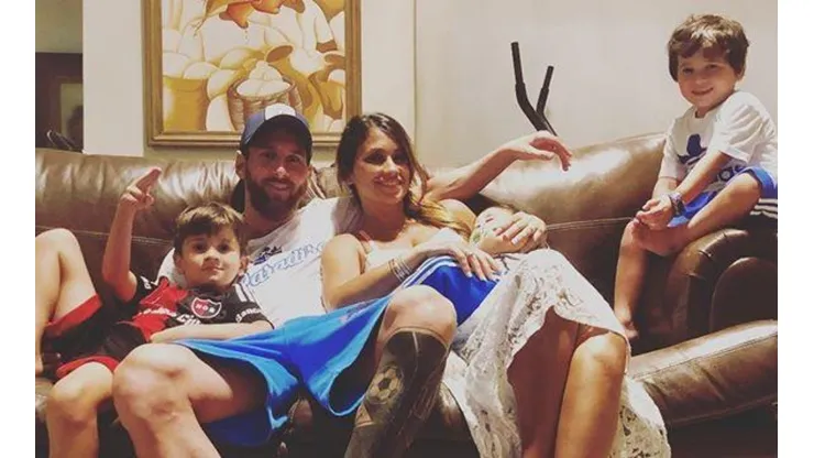 Foto de Antonella Roccuzzo con su familia.