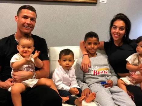 Parecen los Locos Adams: Cristiano Ronaldo subió una foto almorzando en familia