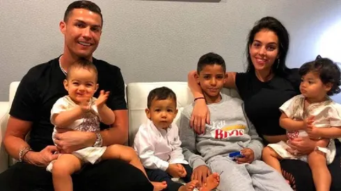 Parecen los Locos Adams: Cristiano Ronaldo subió una foto almorzando en familia