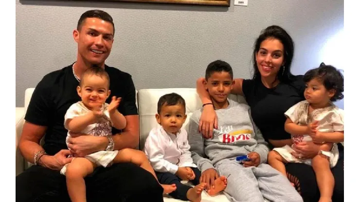 Parecen los Locos Adams: Cristiano Ronaldo subió una foto almorzando en familia