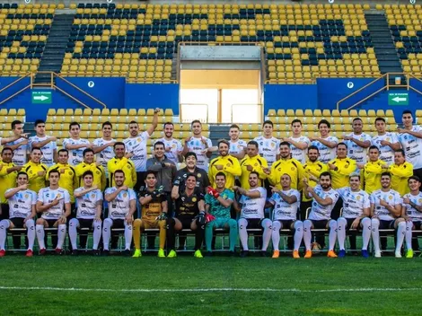 Un dios caminando entre mortales: la espectacular foto del plantel de Dorados con Maradona