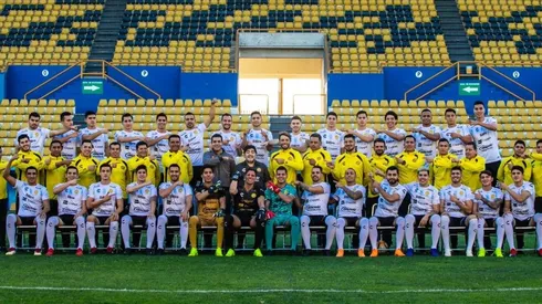 Un dios caminando entre mortales: la espectacular foto del plantel de Dorados con Maradona