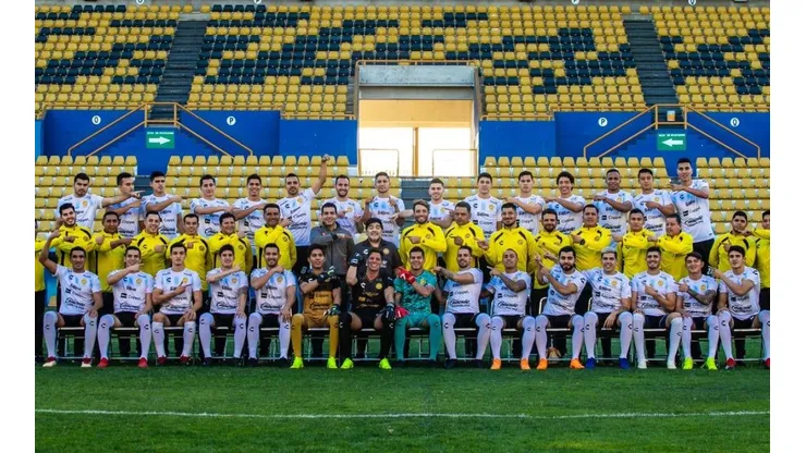 Un dios caminando entre mortales: la espectacular foto del plantel de Dorados con Maradona