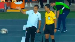 Un poco desubicado: la protesta de Vivas al cuarto árbitro durante el partido