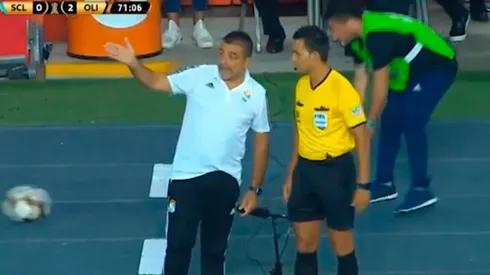 Un poco desubicado: la protesta de Vivas al cuarto árbitro durante el partido