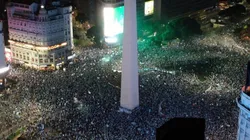 Foto del Obelisco explotado por hinchas de Racing.
