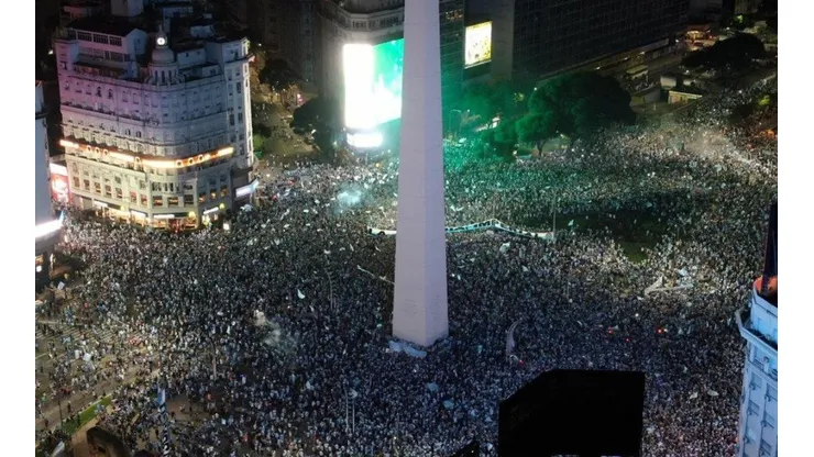 Foto del Obelisco explotado por hinchas de Racing.