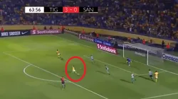 Genial atajada de Orozco.