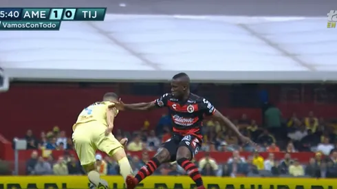 Un animal: Balanta le fue con el pie demasiado alto a Guido Rodríguez y se fue expulsado