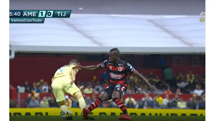 Un animal: Balanta le fue con el pie demasiado alto a Guido Rodríguez y se fue expulsado