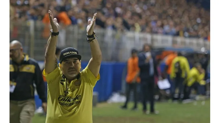 Desde la distancia, Maradona se sumó a los saludos y felicitó a Racing