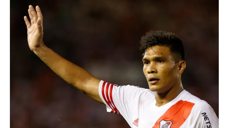 Teo, con la camiseta de River.