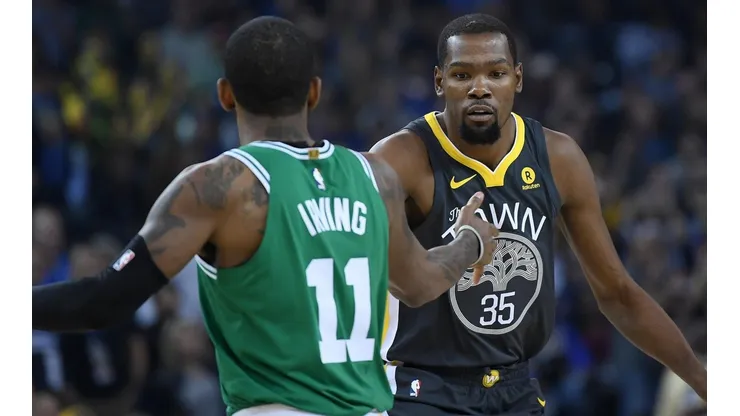 Kyrie Irving y Kevin Durant hablan a diario sobre su decisión en la agencia libre