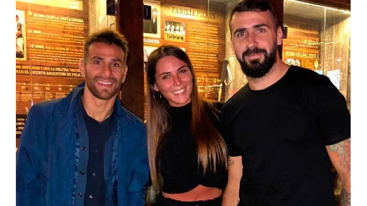 Mina junto a Pratto y Ponzio. (Instagram)