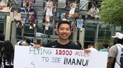 ¡Loco por Manu! Un fanático viajó 16mil Km para ver el homenaje de los Spurs a Ginóbili