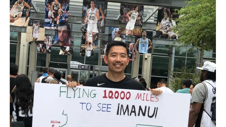 ¡Loco por Manu! Un fanático viajó 16mil Km para ver el homenaje de los Spurs a Ginóbili