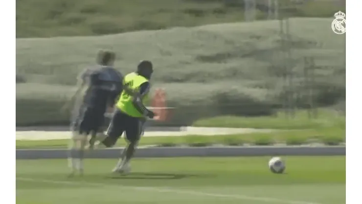 Está intacto: Roberto Carlos demostró toda su magia en un entrenamiento del Real Madrid Castilla