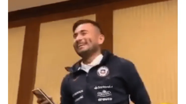 Jean Meneses trolleó a Nico Castillo y a todo América en la concentración de Chile