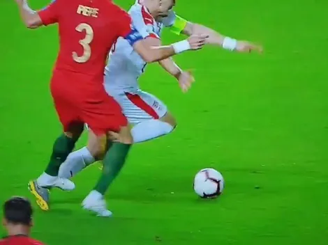 Un carnicero impune: Pepe casi quiebra a Tadic pero solamente vio la amarilla