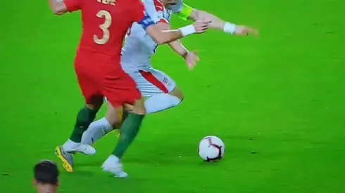 Terrible patada de Pepe a Tadic.