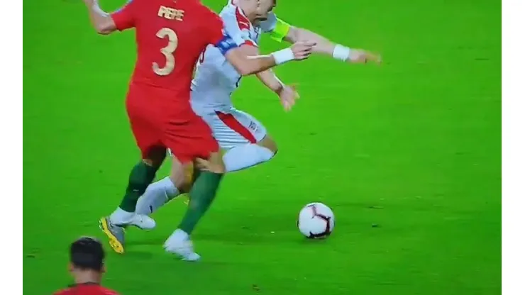 Terrible patada de Pepe a Tadic.