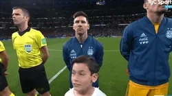 Nada de mirar para abajo: Messi estuvo muy concentrado en el himno de la Selección Argentina