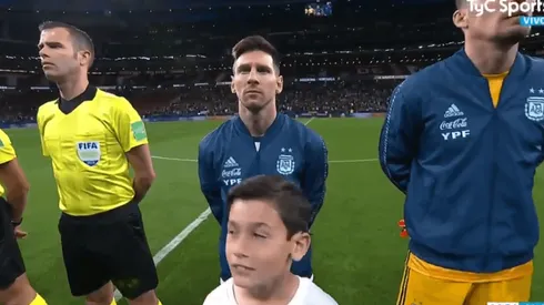 Nada de mirar para abajo: Messi estuvo muy concentrado en el himno de la Selección Argentina