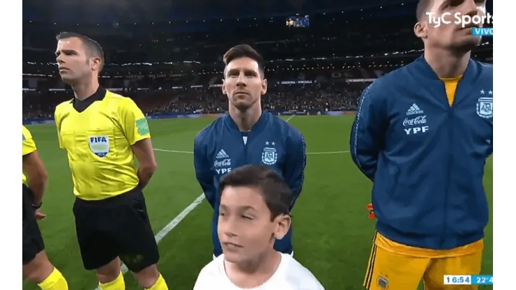Nada de mirar para abajo: Messi estuvo muy concentrado en el himno de la Selección Argentina