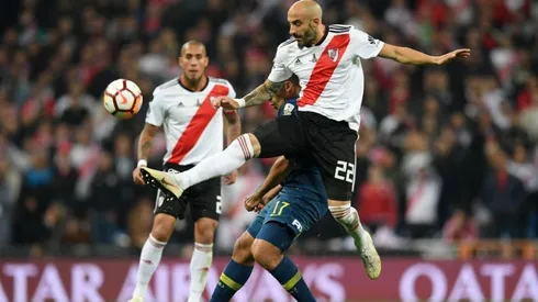 Pinola vence a Wanchope en un cruce.