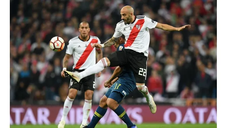 Pinola vence a Wanchope en un cruce.