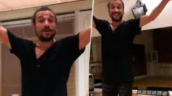 Osvaldo canta en el ensayo.