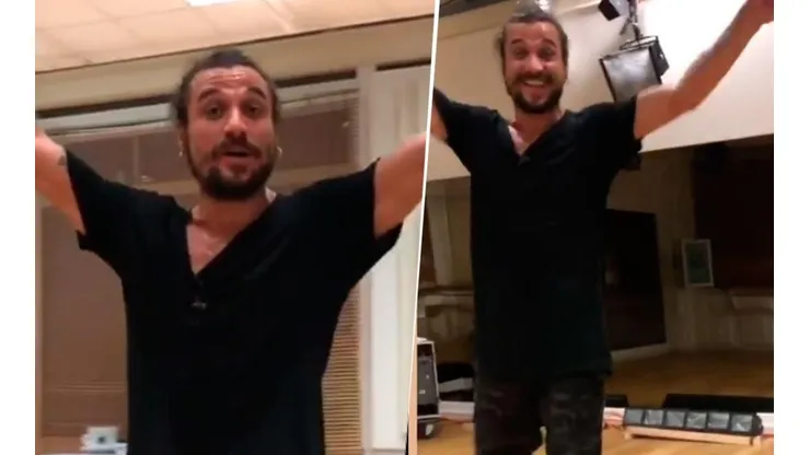 Osvaldo canta en el ensayo.