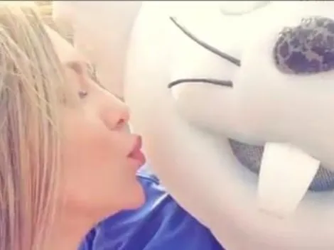 Malena Ayerbe disfrutó junto a la mascota del equipo el triunfo del Cruz Azul