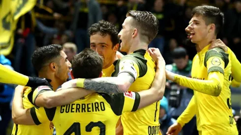 EL LÍDER. Marco Reus celebra con sus compañeros el triunfo del Borussia Dortmund (Foto: Getty).