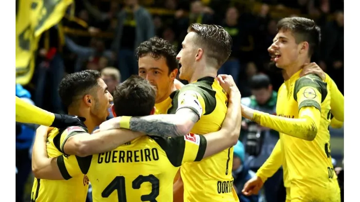 EL LÍDER. Marco Reus celebra con sus compañeros el triunfo del Borussia Dortmund (Foto: Getty).
