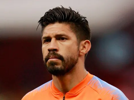 Un agrandado: Oribe Peralta presumió su auto para una publicidad que no tenía nada que ver