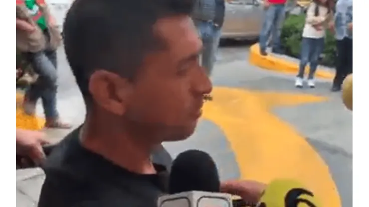 Insólito: Periodistas golpean a Elías Hernández en su rodilla cuando recién salía de la operación