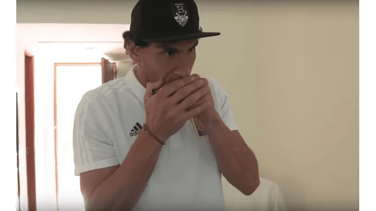 Guzmán quizo mostrar sus dotes musicales pero terminó haciendo el ridículo con la armónica