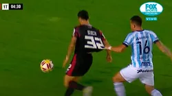 Abero quiso ver hasta donde se estiraba la camiseta de Scocco, pero Abal no dio penal