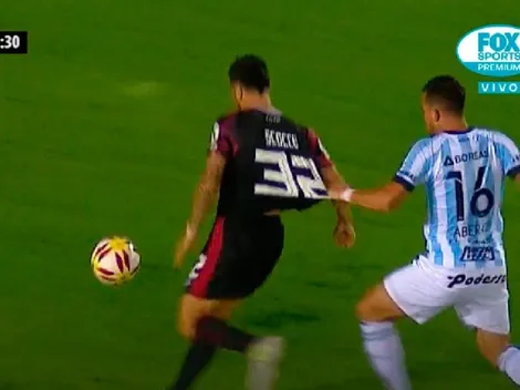 Abero quiso ver hasta donde se estiraba la camiseta de Scocco, pero Abal no dio penal
