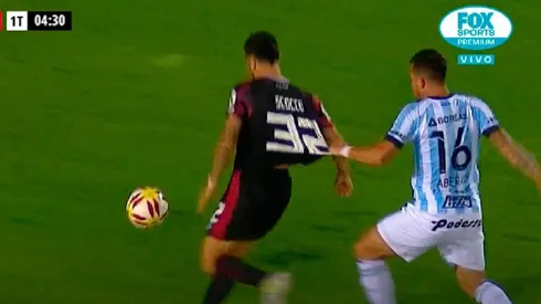 Abero quiso ver hasta donde se estiraba la camiseta de Scocco, pero Abal no dio penal