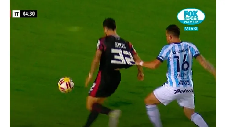 Abero quiso ver hasta donde se estiraba la camiseta de Scocco, pero Abal no dio penal